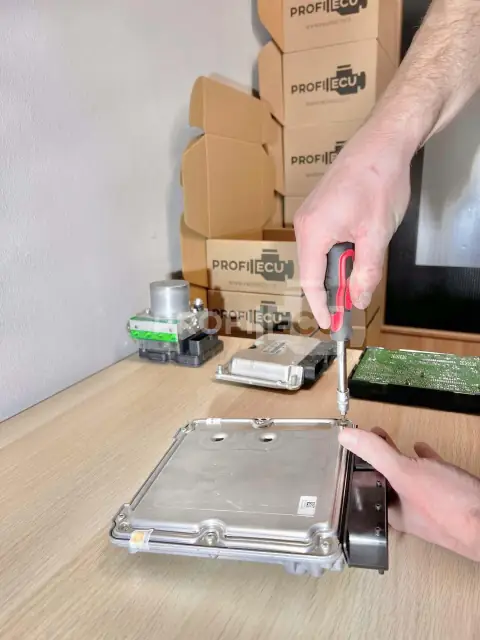 Spínač / tlačítko / vypínač / Ovládání MITSUBISHI MAGNA limuzína (TJ) 3.0 2000-08 až 2003-05, 150/204 2972cm3